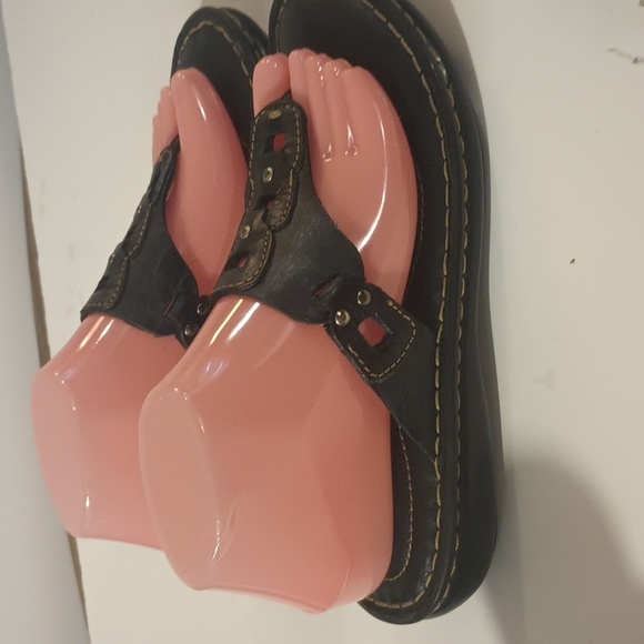 Women's BORN black leather slip on sandal shoes. Sz 8M..39Euro. - Picture 3 of 7